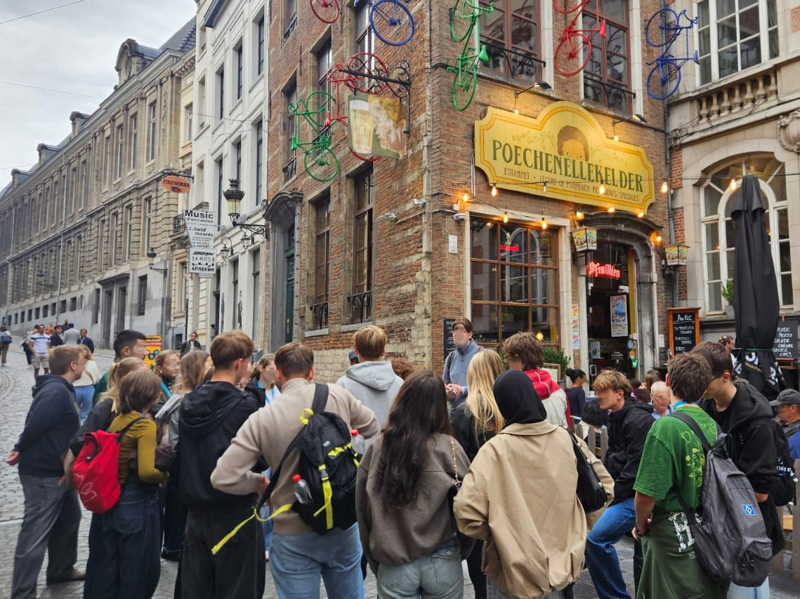 2026_Europaschule_Bildungsfahrt_Brüssel_Cafe_Quelle_Torsten_Stade